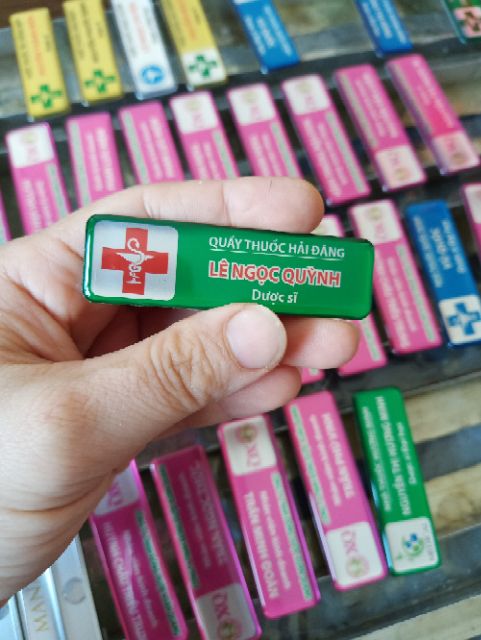 Thẻ tên cài áo nhà thuốc, name tag