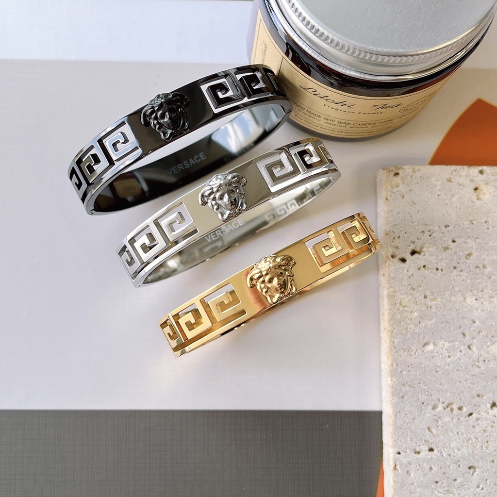 Vòng Tay Versace Bằng Thép Titan In Chữ Rỗng