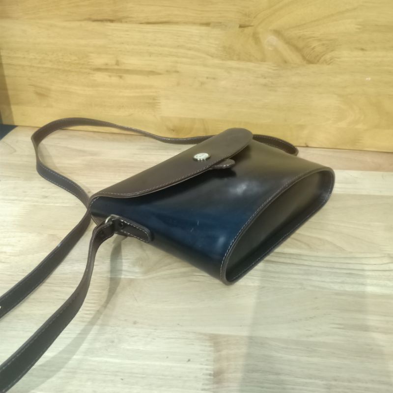 Túi đeo chéo da cứng phom hộp secondhand 040722