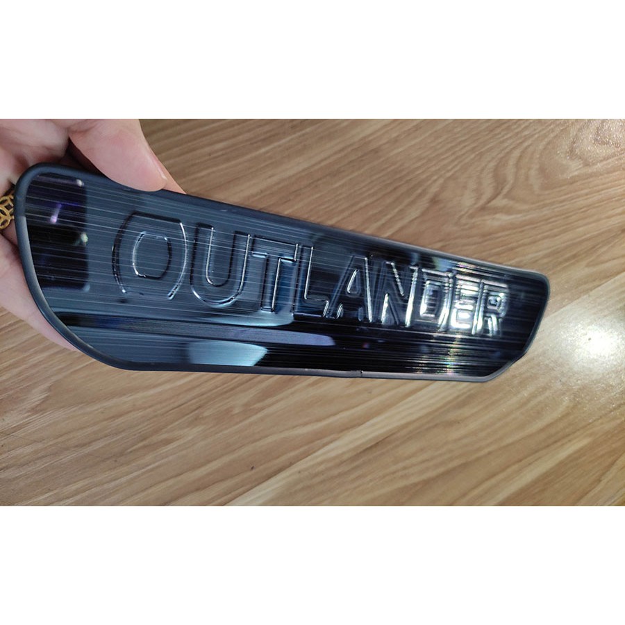 Ốp Bậc Cửa, Nẹp Bước Chân Outlander 2018 2019 2020 2021 2022 Mẫu Titan Cao Cấp + tặng keo trợ dính