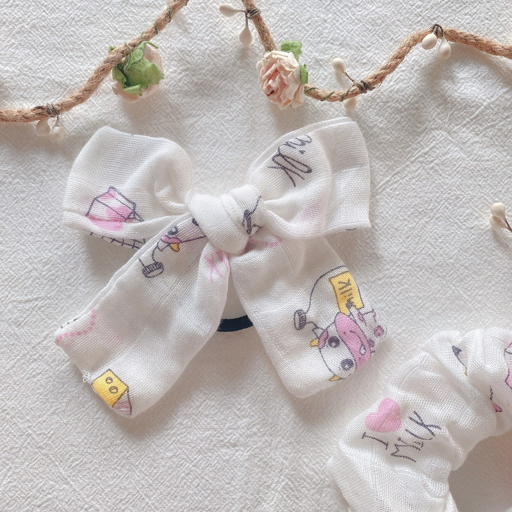 Cột tóc scrunchies họa tiết bò sữa vải đũi mềm ( màu trắng và hồng )