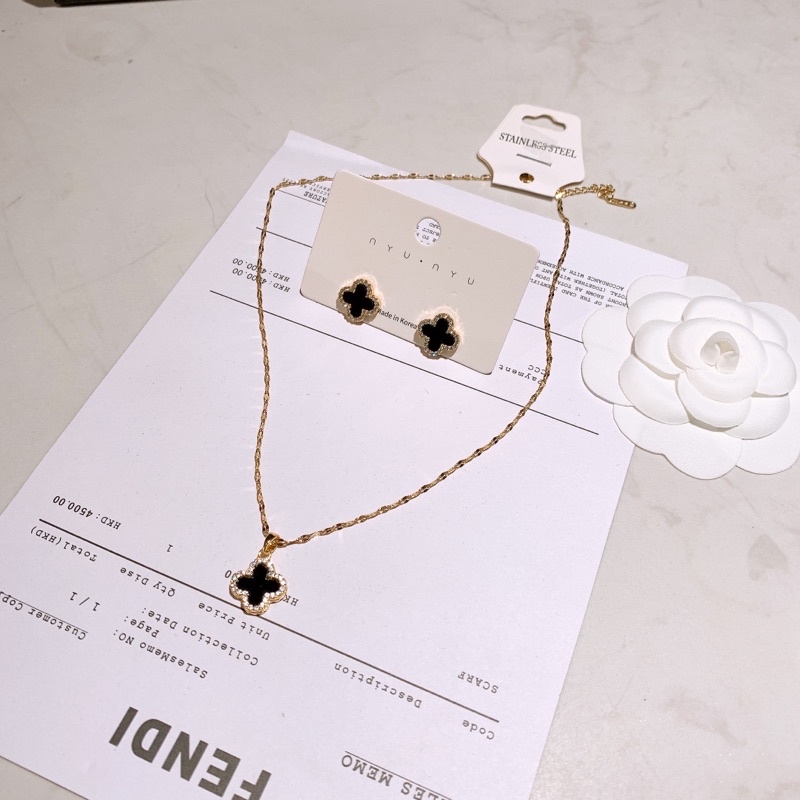 Bộ trang sức gồm bông tai và vòng cổ hình cỏ bốn lá