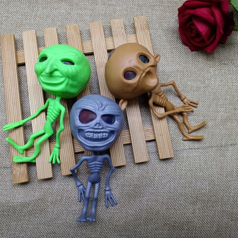 Đồ chơi bóp GUDETAMA SQUIShY hình Đầu Lâu