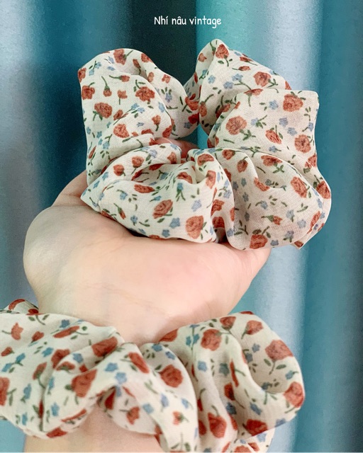 Cột tóc scrunchies hoạ tiết hoa nhí