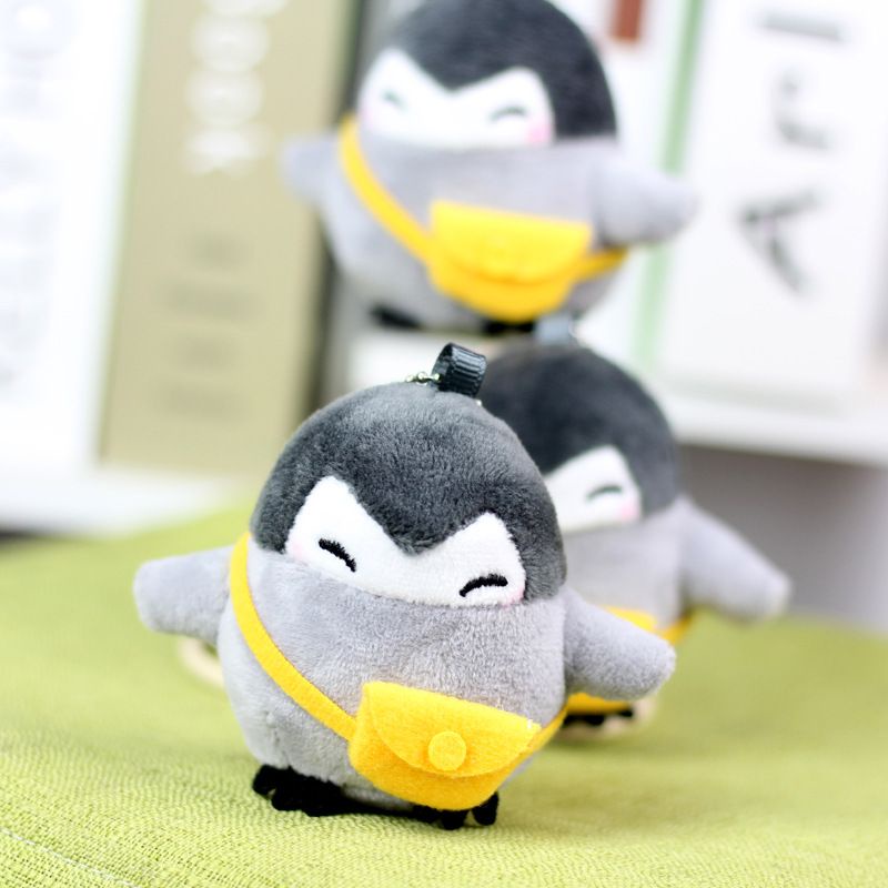 Móc khóa thú bông chim cánh cụt mang túi