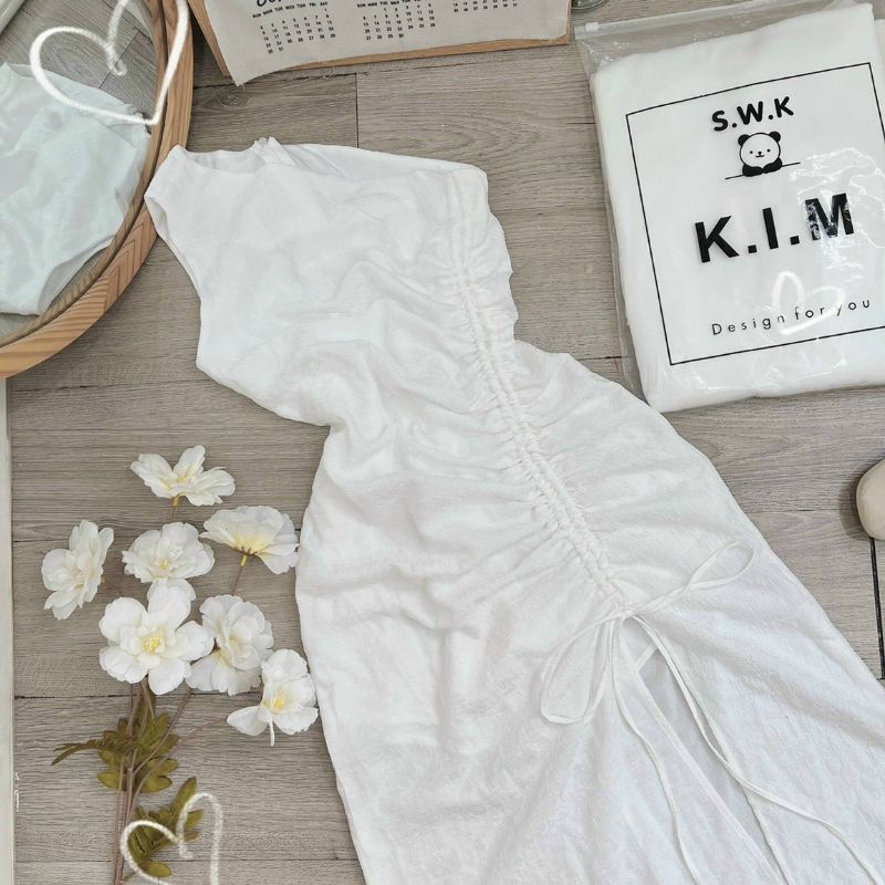 Đầm trắng lệch vai rút dây.