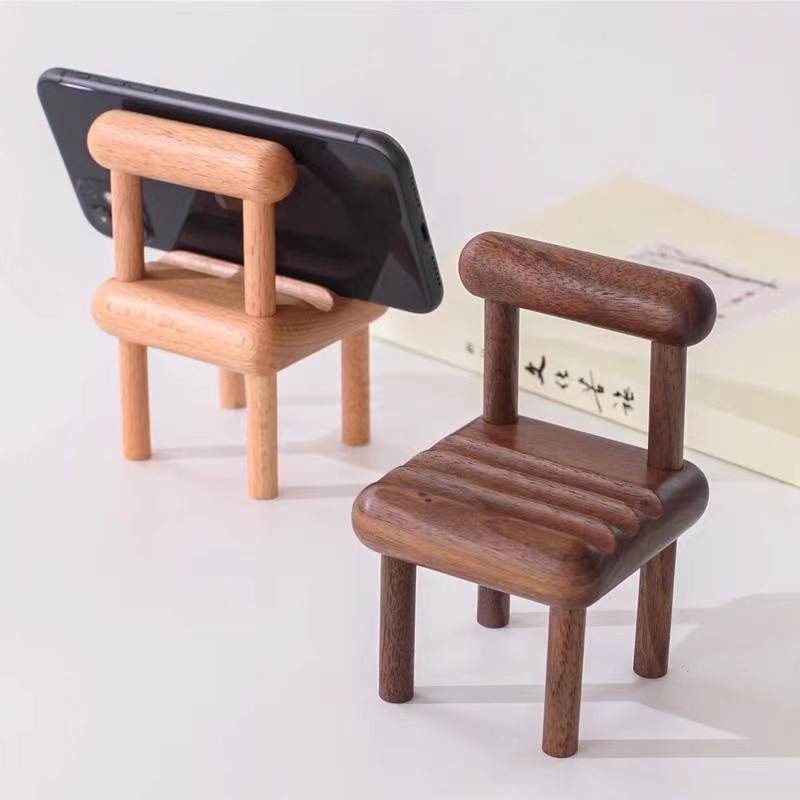 Giá đỡ điện thoại hình ghế, được làm bằng gỗ mang lại kiểu dáng sang trọng . dùng để trang trí bàn học, bàn làm việc
