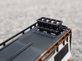 Xe Mô Hình Land Rover Defender 110 1:64 Master ( Trắng Cam )