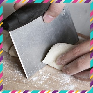 Dụng cụ cắt bột bằng INOX tay cầm đen