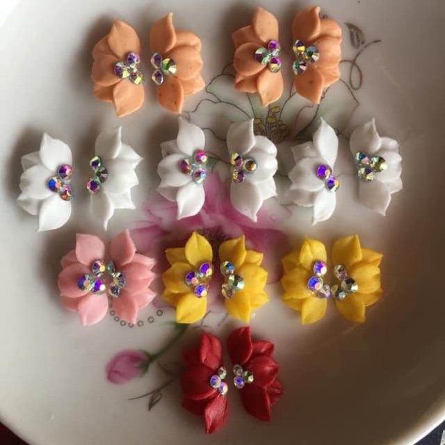 Hoa bột gắn móng. Hoa nửa