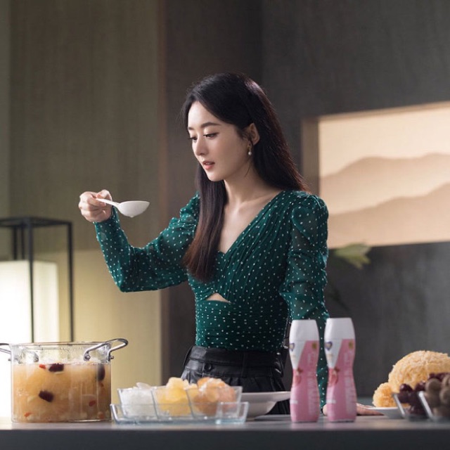 Áo kiểu chấm bi tay dài Triệu Lệ Dĩnh