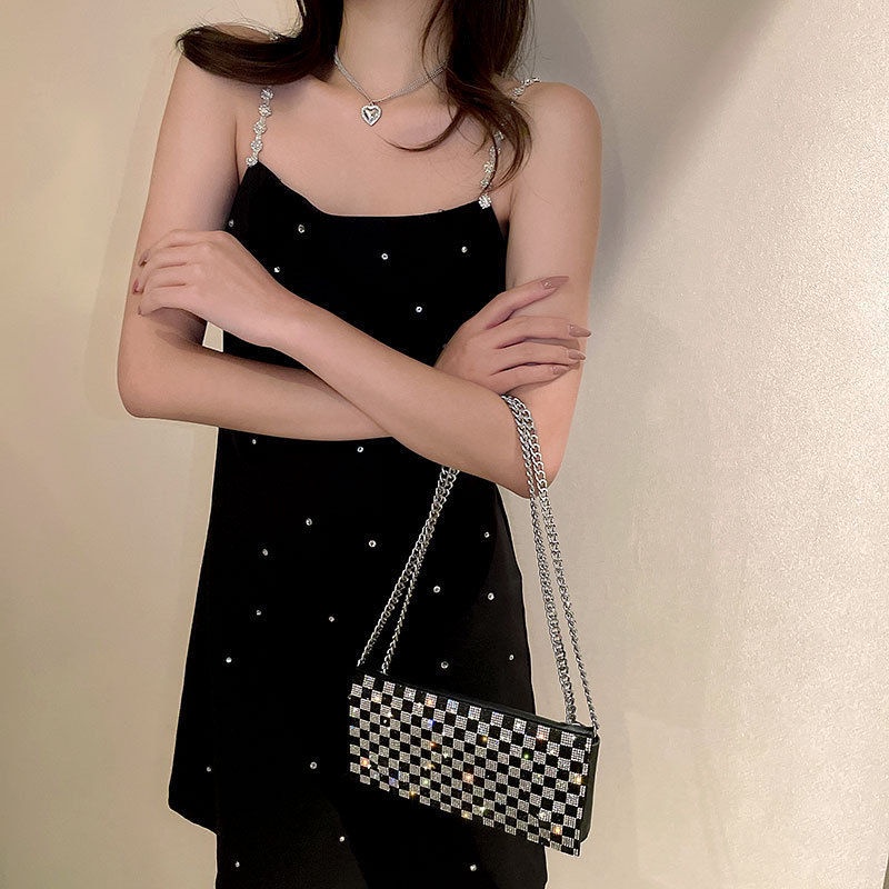 Túi Đeo Vai Da Hình Chữ Nhật Đính Đá Phối Dây Xích 2022 Thời Trang Cá Tính