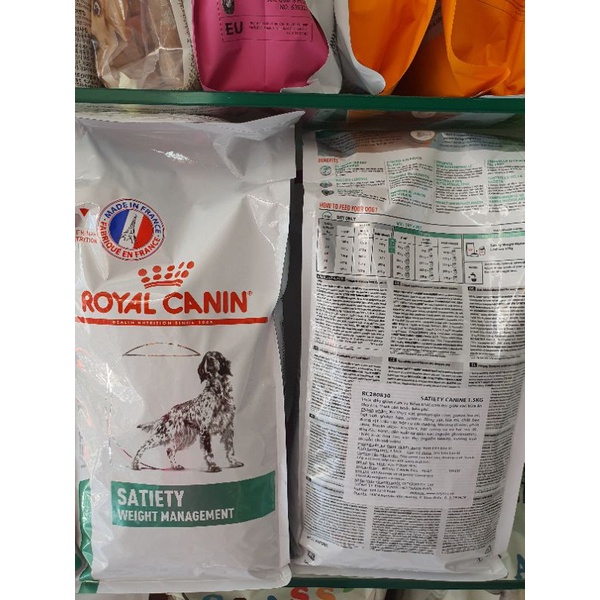 Thức ăn hỗ trợ kiểm soát cân nặng cho chó hạt cho chó bị béo phì Royal canin Satiety Weight Management -