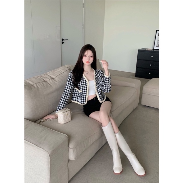 Áo Khoác Tweed Dáng Croptop Hoạ Tiết Caro Đính Cúc Sang Trọng Mẫu 2022