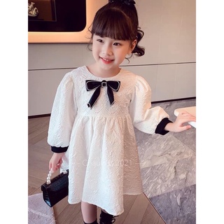Váy trắng nơ đen cho bé gái