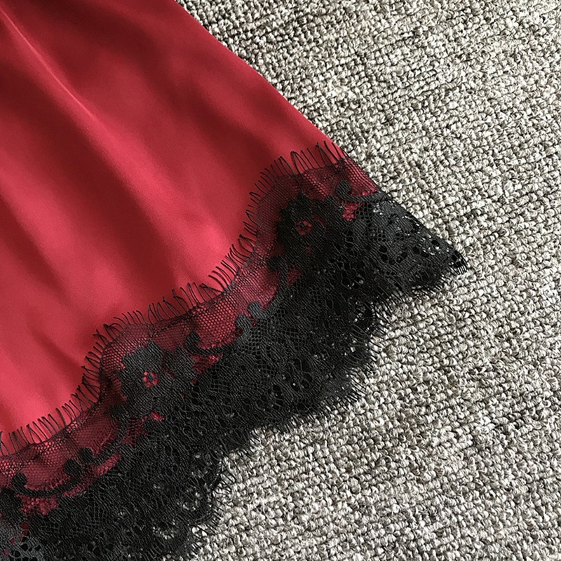 Bộ đồ ngủ gồm áo hai dây vải lụa satin có mút ngực và quần short dành cho nữ