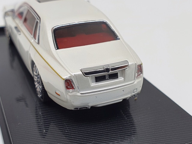 Xe Mô Hình Rolls Royce Phantom bản 4 cửa 1:64 ( Trắng Nội Thất Đỏ )