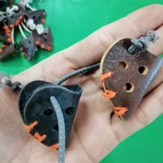 MỘT ĐÔI BỊT MỎ GÀ CHỌI
