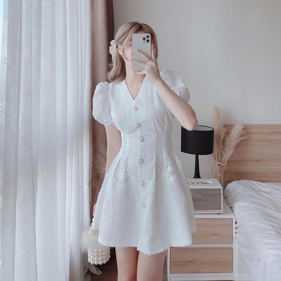 Đầm Váy Gấm Cut-Out Lưng Chun Cúc Ngọc Tay Phồng dáng xòe chữ a chất xốp về 2 màu trắng, đen phong cách ulzzang