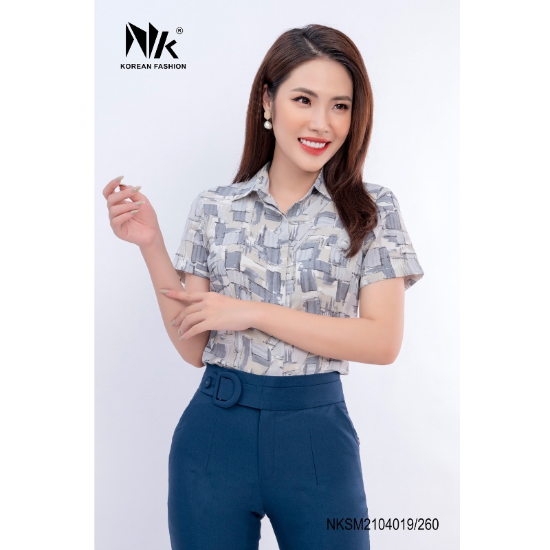 Áo Sơ Mi Nữ Cổ Đức Cộc Tay Hoạ Tiết NK FASHION, Thiết Kế Dáng Suông Công Sở Thoáng Mát NKSM2104019