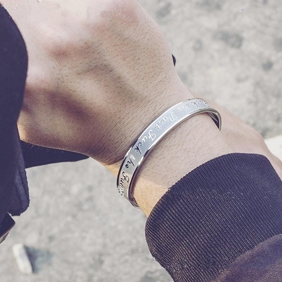 Vòng tay cuff nam tính vòng freesize chất liêu Stainless steel không gỉ khắc chữ