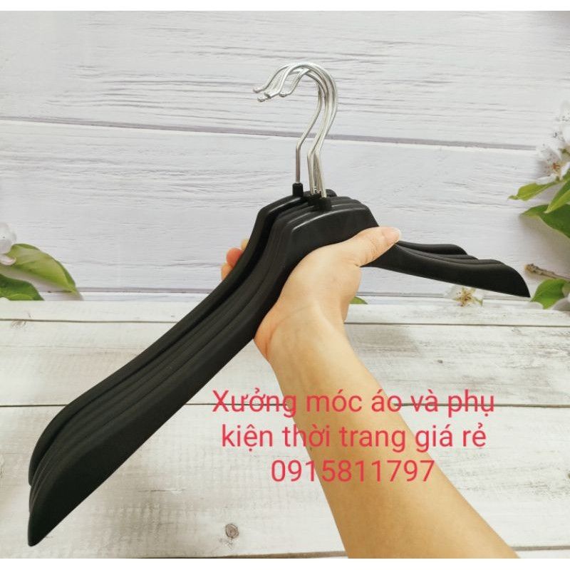 Móc treo quần áo - nam vai dẹt,chất liệu nhựa cao cấp màu đen,kích thước 44cm,đầu móc xoay 360 độ