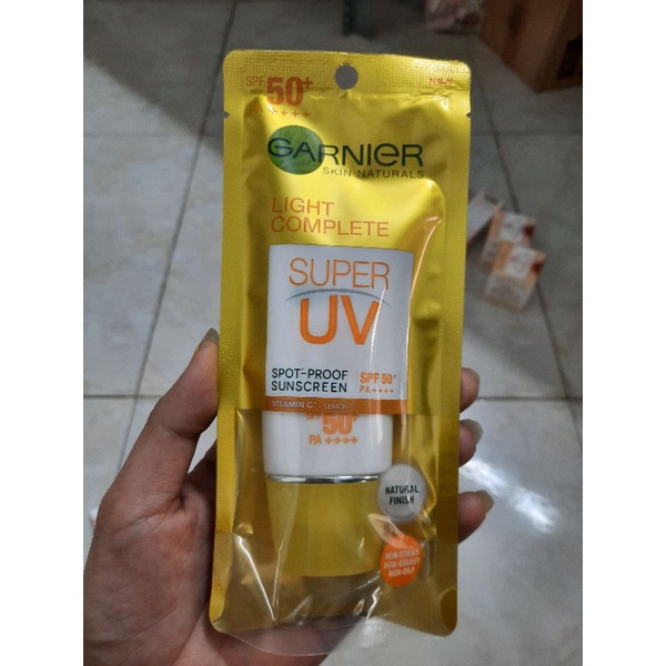 KEM CHỐNG NẮNG GARNIER LIGHT COMPLETE