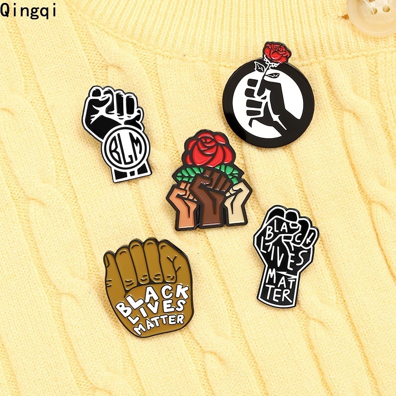 Huy Hiệu Cài Áo Miss Zoe Kim Loại Tráng Men Hình Lives Matter Đen