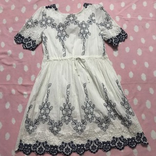 Đầm trắng thêu size s,m