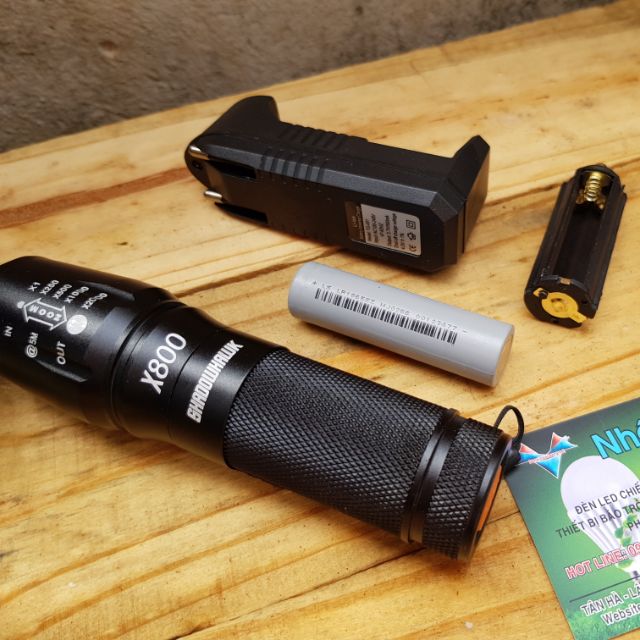 Đèn pin siêu sáng Zoom X800 Shadowhawk