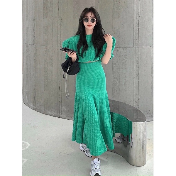 Set áo croptop tay phồng kèm chân váy đuôi cá