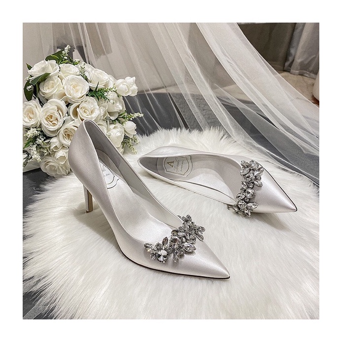 Giày cao gót vương miệng đá