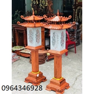 cặp đèn thờ gỗ hương kích thước cao 127 cm chân đế vuông 35 cm.