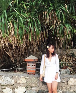 Jum đỏ nơ ngực