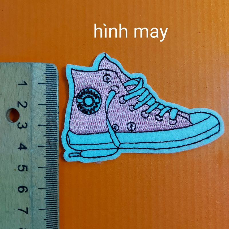 Hình may và hình ủi chiếc giày .