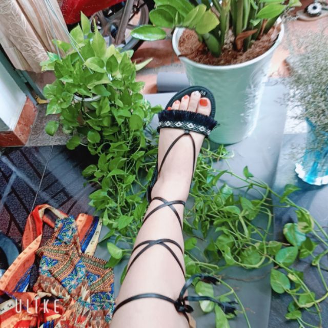 Giày sandal thổ cẩm buộc dây màu đen phong cách boho