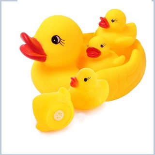 Đàn vịt chíp chíp thả bồn tắm cho bé