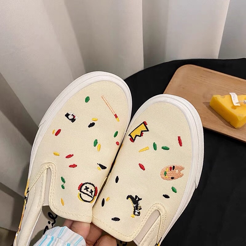 Có sẵn- Giày vải lười slip on màu  KEM thêu hình siêu dễ thương