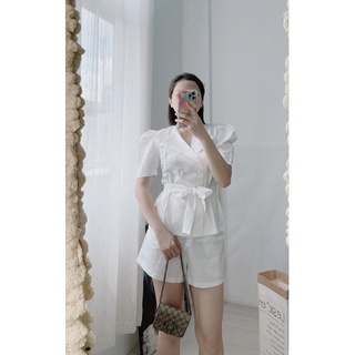 Set áo tay phồng cổ vest cách điệu phối quần đùi chất siêu đẹp cho các nàng diện đi đâu cũng xinh