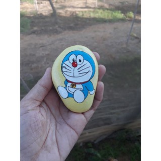 Doremon trên đá cuội vẽ tay
