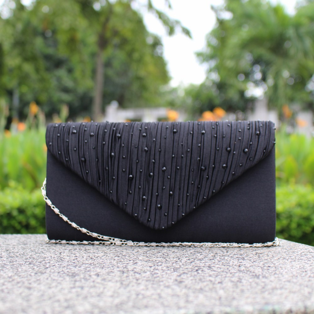 Clutch V Cầm Tay Khóa Bấm Màu Đen  STG