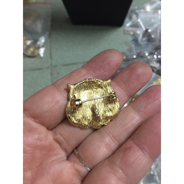 Cài áo kim loại khảm men hình thú si tuyển Nhật