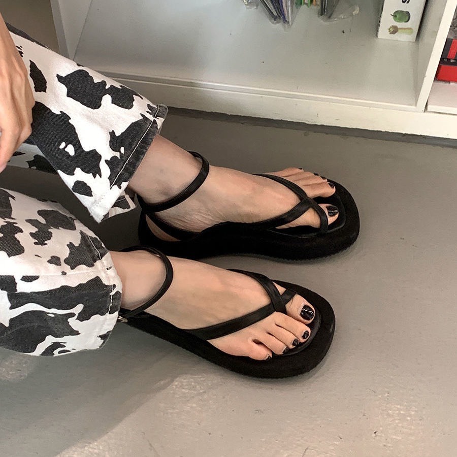 Dép sandal xỏ ngón đế bằng cao 2 màu đen trắng cơ bản dễ phối đồ phong cách trẻ trung đi chơi đi biển đi học