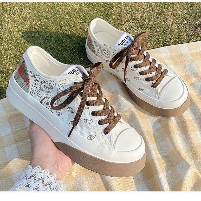 Giày thể thao nữ cột dây hoạ tiết đế viền màu (lùi size form rộng)