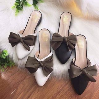 Đi em này quá tiện luôn, đi chơi các kiểu xỏ vào thì cứ gọi ) dáng xinh tôn chân lắm luôn
✅Màu:đen và trắng
✅Size:35-39