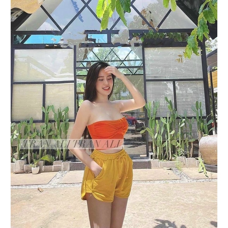 Quần đùi dạng thể thao.