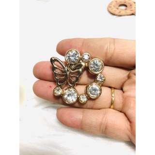 Cài áo bướm đính đá. Có 2 kiểu