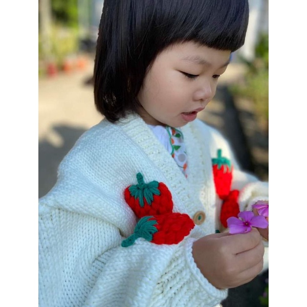 Áo khoác đôi cho mẹ và bé. Áo khoác len cardigan dáng rộng, áo len đan tay, quả dâu nổi 3d