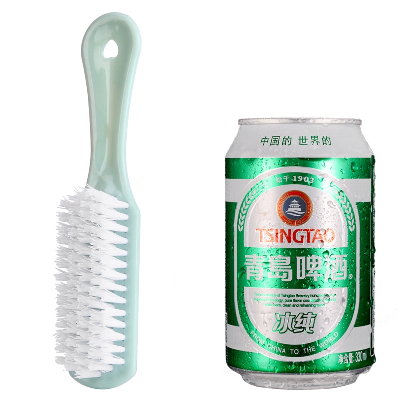 Bàn chải vệ sinh làm từ nhựa với lông mềm có lỗ treo