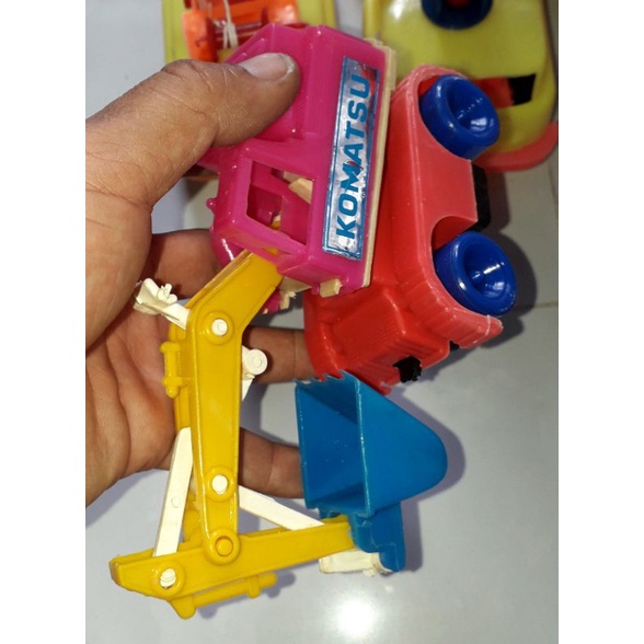 Một chiếc xe mô hình công trình bằng nhựa kéo dây